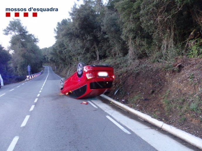 Coche volcado conducido por un menor ebrio