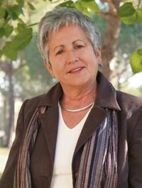 La UAB reconoce a la bioquímica Mercedes Unzeta en conmemoración del Día de la Mujer