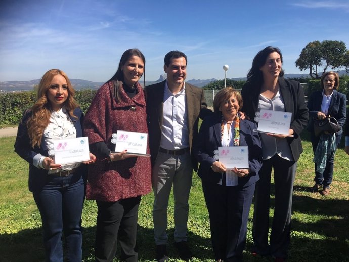 Juanma Moreno con mujeres reconocidas por el PP-A andaluz día mujer 