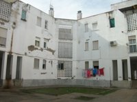 Licitadas las primeras obras para mejorar las 156 viviendas de la barriada Las Viñas en Lora del Río (Sevilla)