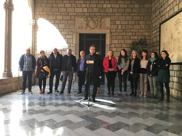 Jaume Asens i representants d'altres 12 ajuntaments catalans 