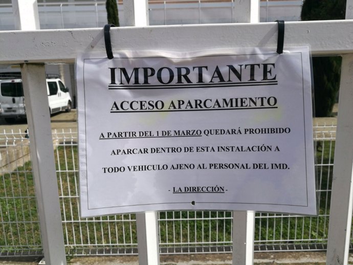 Cartel colgado en el aparcamiento.