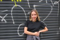 Stephanie Danler ahonda en la "orfandad metafórica" de los camareros en USA en una novela