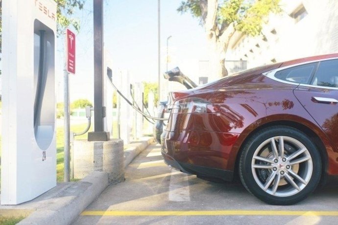 Coche de Tesla, eléctrico, recarga