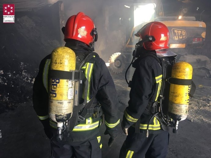 Bomberos trabajan en una empresa en la que ha habido una reacción química