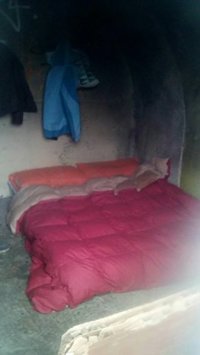 Vecinos de Barakaldo se organizan para ayudar a un joven sin recursos que vive en una pequeña garita bajo un puente