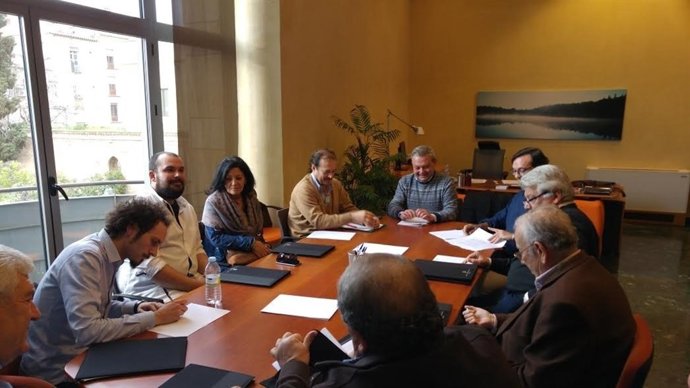 Alcalde (centro), durante el encuentro con las peñas flamencas