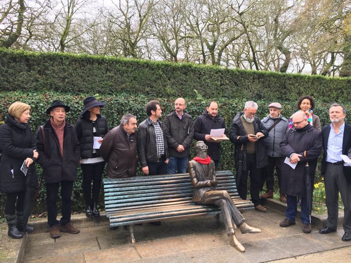 Homenaje a Valle-Inclán en su estatua de la Alameda de Santiago