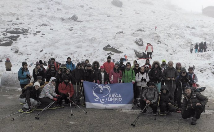 La Diputación organiza una jornada de deportes de invierno en Sierra Nevada.