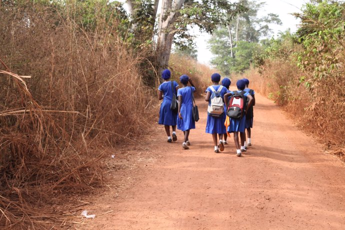 Nenes van a escola a Sierra Leone.