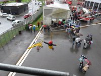Los Bomberos de Bilbao celebran su patrono con un carrusel de vehículos y el homenaje a los bomberos jubilados  