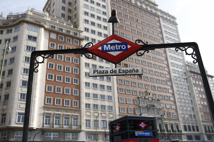 Edificio España, Metro Plaza España