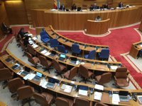 El PP planta a Santos durante la defensa de una iniciativa en el pleno del Parlamento