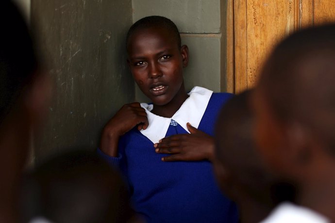 Niña en la escuela en Kenia 