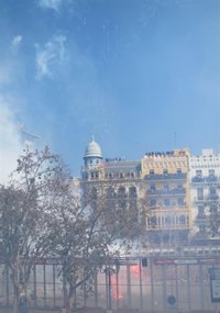 Una mujer dispara la mascletà del día Internacional de la Mujer
