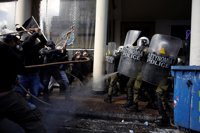 Enfrentamientos entre agricultores y policías durante una protesta en Atenas