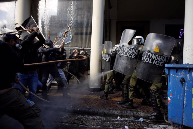 Enfrentamientos entre agricultores y policías en Atenas