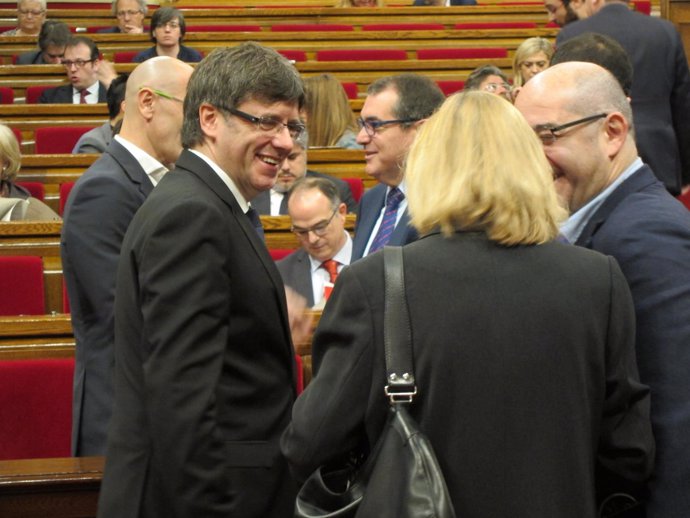 El presidente Carles Puigdemont en el pleno del Parlament