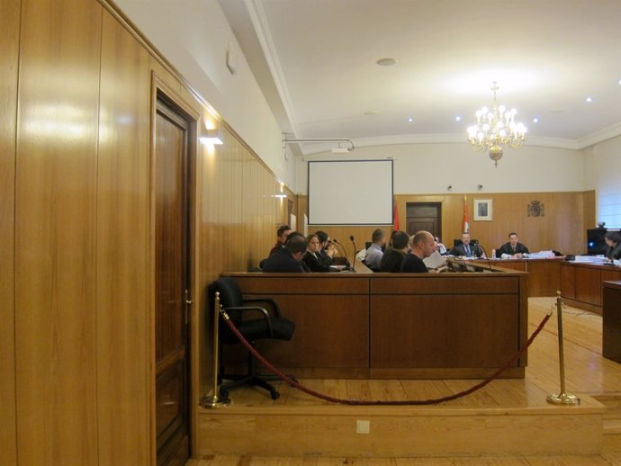 Los acusados, junto a sus letrados, en la Audiencia de Valladolid.