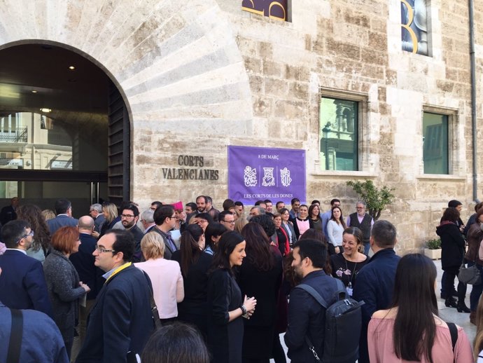 Concentración de diputados valencianos por el Día de la Mujer 