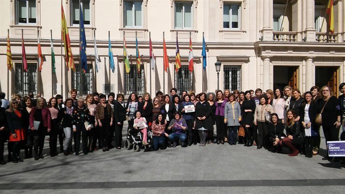 Senadoras de todos los partidos se manifiestan por el Día de la Mujer