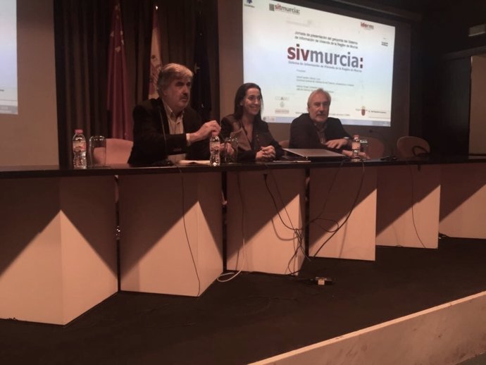 La directora general de Vivienda presenta el geoportal SIVMurcia 