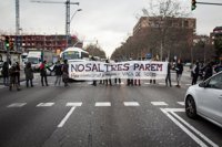 Más de un centenar de mujeres cortan carreteras en Barcelona, Masnou y Sant Cugat