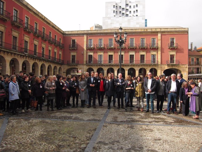 Concentración concejales de Gijón Día 8 de marzo                         