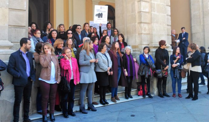 Concentración a las puertas del Ayuntamiento de Sevilla por el Día de la Mujer