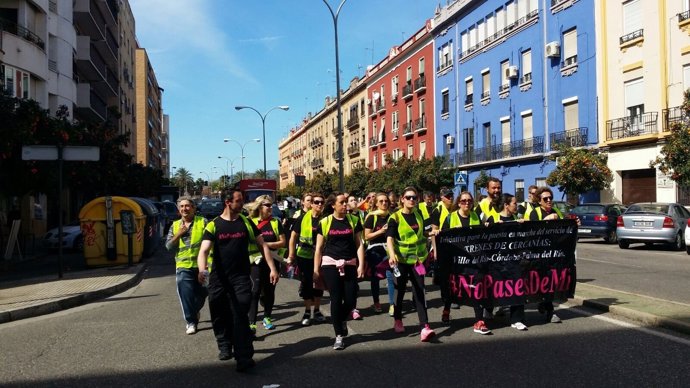 Los participantes en la marcha de '#Nopasesdemí' a su llegada a Córdoba