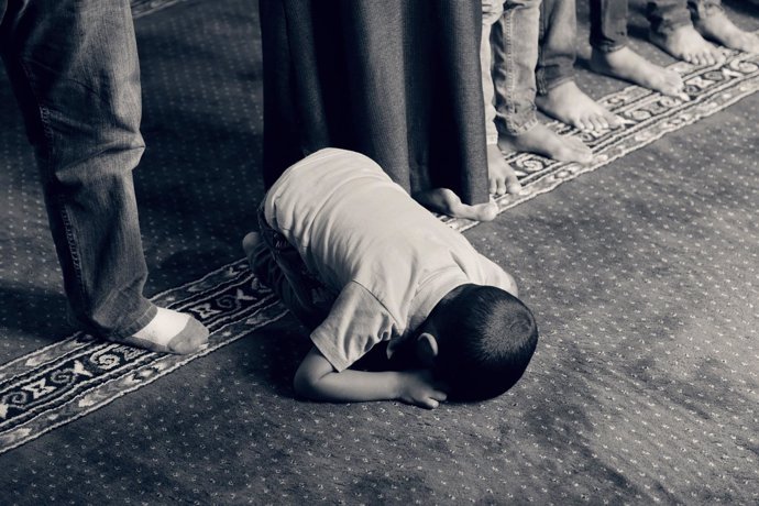Niño musulmán rezando, oración