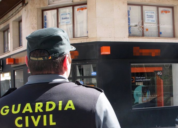 Guardia Civil identifica a un vecino de Jumilla acusado de causar daños en sedes
