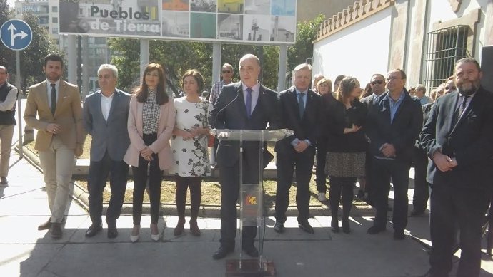 Ruiz (centro) lee el manifesto elaborado por las dipuaciones andaluzas