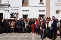Un centenar de personas se concentra a las puertas de la Asamblea de Extremadura en apoyo al "Día sin Mujeres"