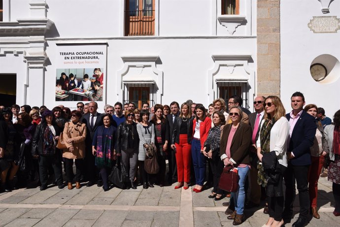 Fotografía Comentada Sobre Concentración Día Sin Mujeres