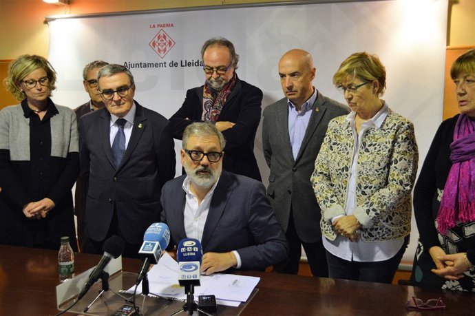 Felix Larrosa, assegut, amb Àngel Ros i la resta de regidors del PSC
