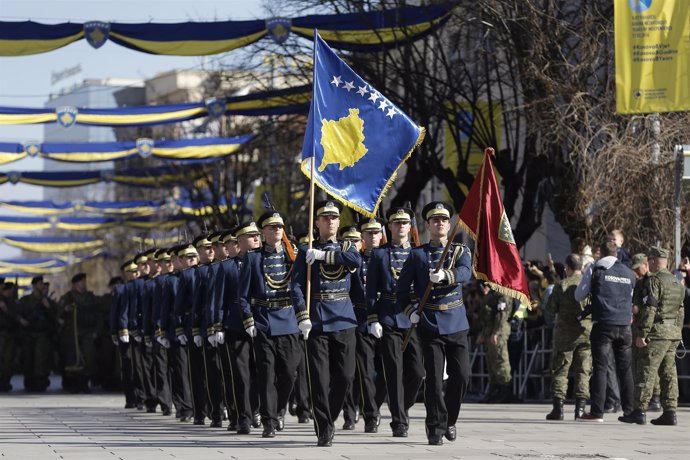 Miembros de la Fuerza de Seguridad de Kosovo en aniversario de independencia