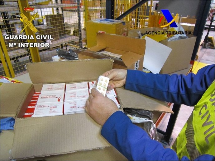 Algunas de las cajas interceptadas con el falso "viagra"