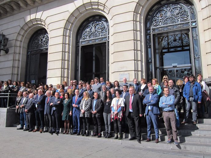 Concentración de diputados y trabajadores de la DPZ en el Día de la Mujer