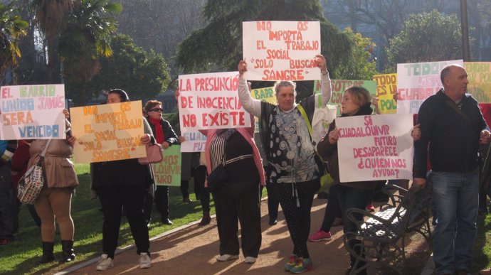 Concentración de vecinos en apoyo a representantes de la Fundación Guadalquivir