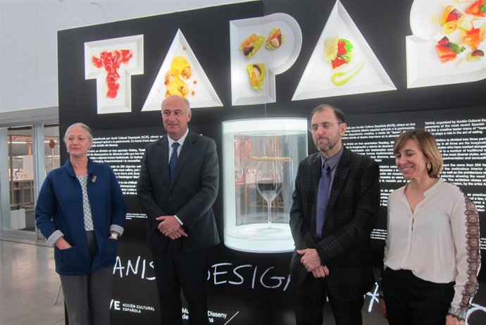 P.Vélez (Museu Disseny), F.Benzo (Sec.Cultura), J.Capella y E.Marco (ACE)      