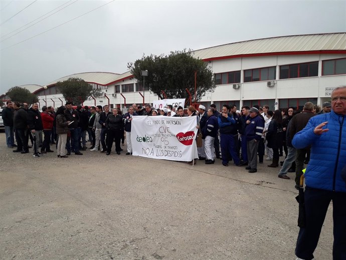 Concentrados ante la planta de Deoleo en Alcolea