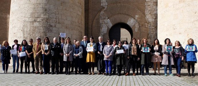 Diputados y personal de las Cortes han conmemorado el Día de la Mujer. 