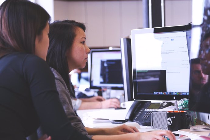 Mujer, trabajadora, ordenador, empresa