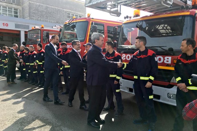 De la Sierra asiste al parque de Bomberos de Torrelavega por el patrono