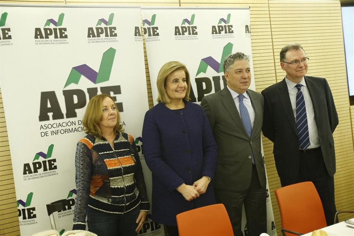 Fátima Báñez en un almuerzo de la APIE