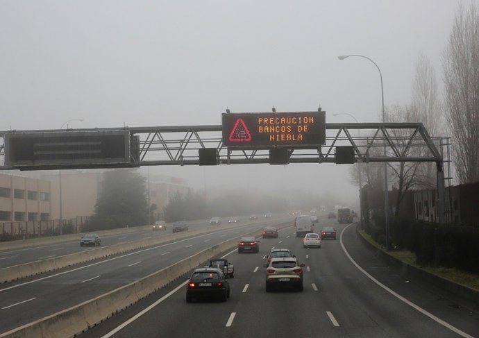 Niebla en la carretera en Madrid, carreteras, tráfico, coches, vehículos
