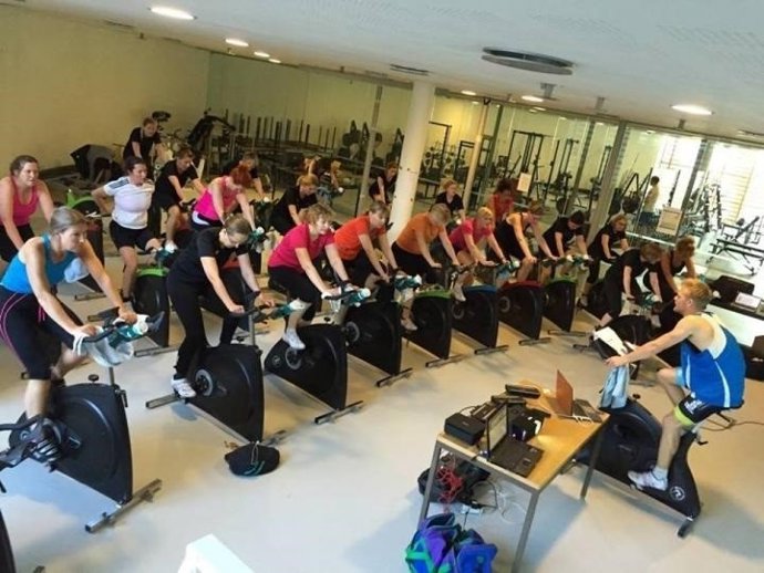 Dones entrenant amb bicicleta