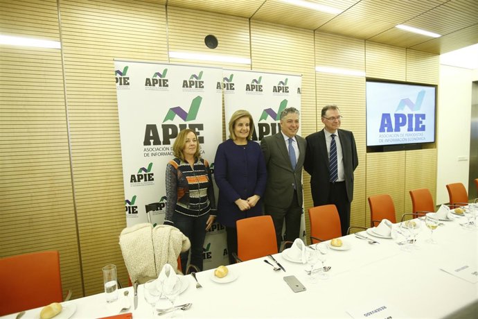 Fátima Báñez en un almuerzo de la APIE