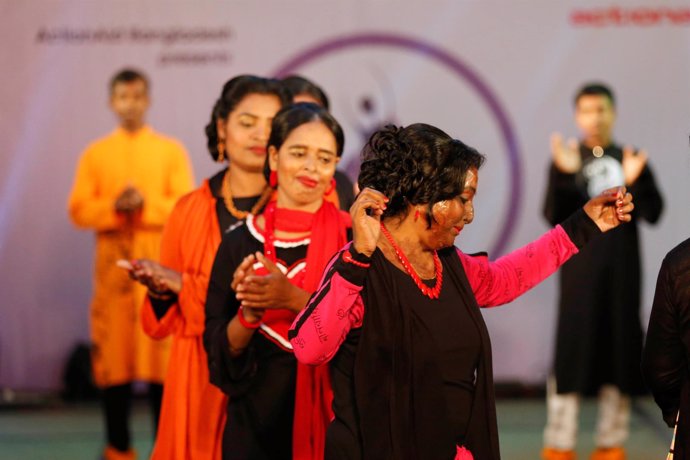 Desfile benéfico de moda con supervivientes de ataques de ácido en Bangladesh 